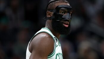 jaylen brown jogar máscara
