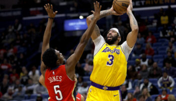 Anthony Davis poupar Lakers