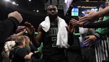 jaylen brown mão celtics