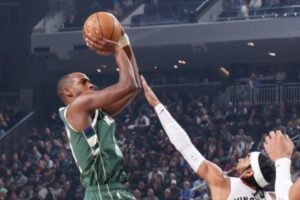 khris middleton bucks contrato