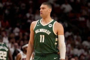 Brook Lopez Bucks Rockets