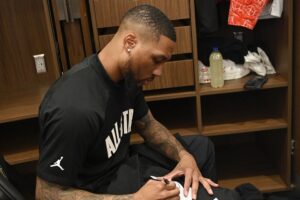 Blazers trocar Damian Lillard
