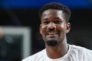 mavericks troca deandre ayton