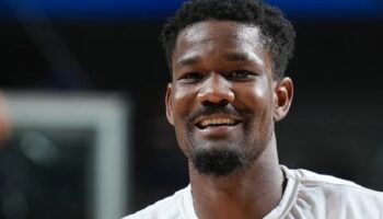 mavericks troca deandre ayton