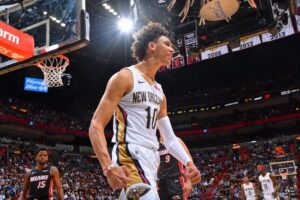 lakers pelicans pivô contrato