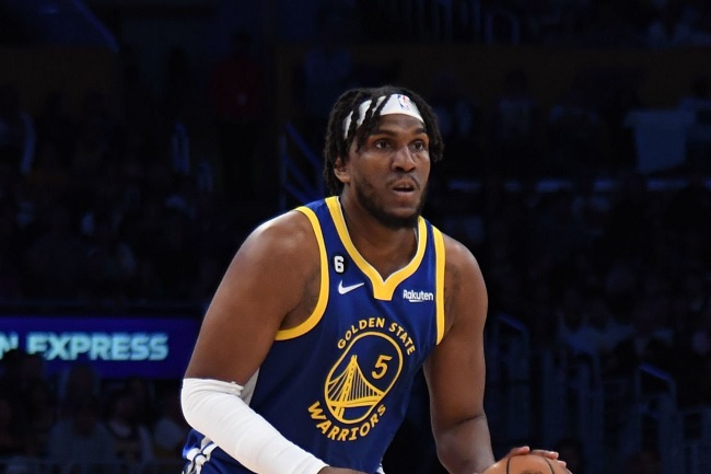 Kevon Looney rebotes Warriors