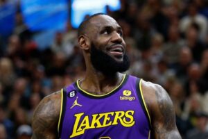 LeBron James GM Lakers