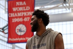 Joel Embiid jogar Knicks