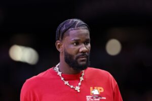 Deandre Ayton troca Blazers