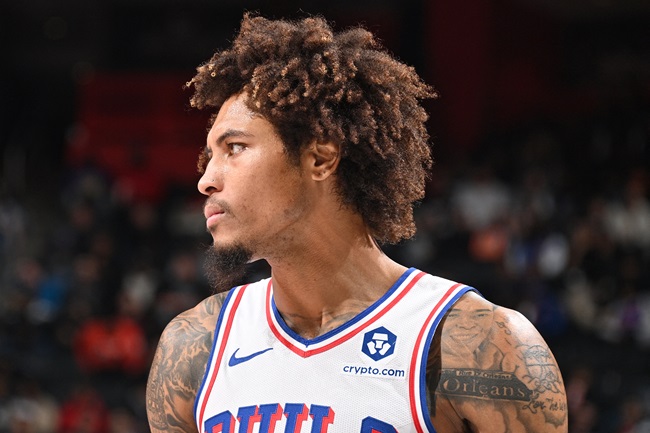 Kelly Oubre atropelado 76ers