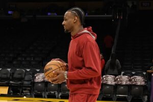 Bronny James jogar basquete