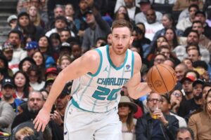 Gordon Hayward troca Lakers