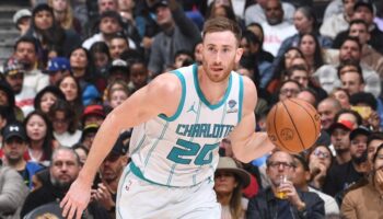 Gordon Hayward troca Lakers