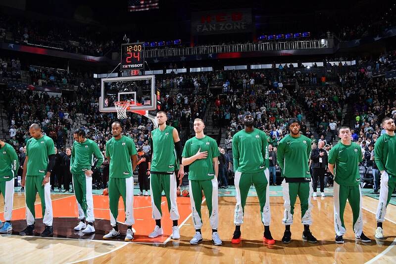Boston Celtics troca ala