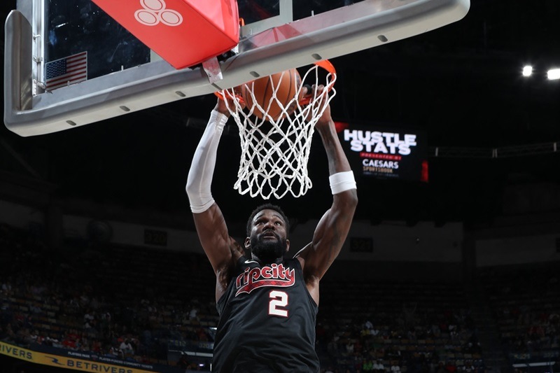 deandre ayton blazers temporada