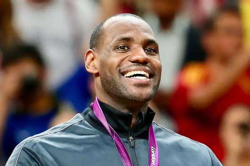 lebron james porta-bandeira olimpíadas