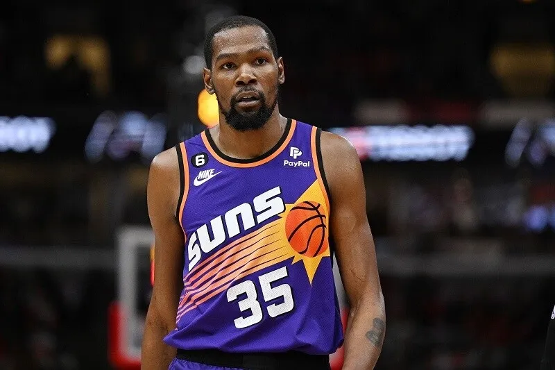 Kevin Durant tem lesão e vira problema no Suns