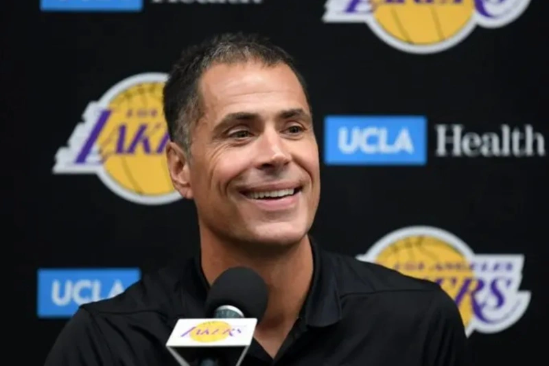 lakers troca rob pelinka