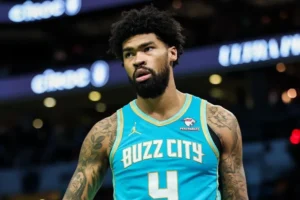 Pivô Hornets troca Lakers