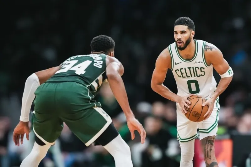 Joe Mazzulla critica arbitragem após falta em Jayson Tatum