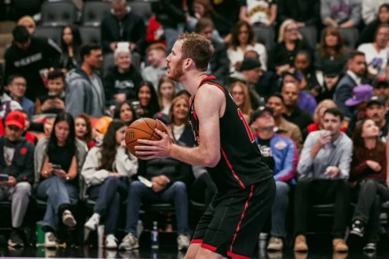 Raptors troca Jakob Poeltl