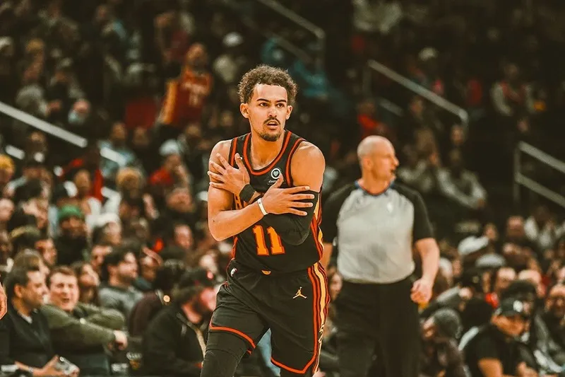 Trae Young reserva Hawks