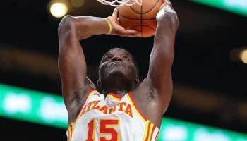 hawks troca clint capela