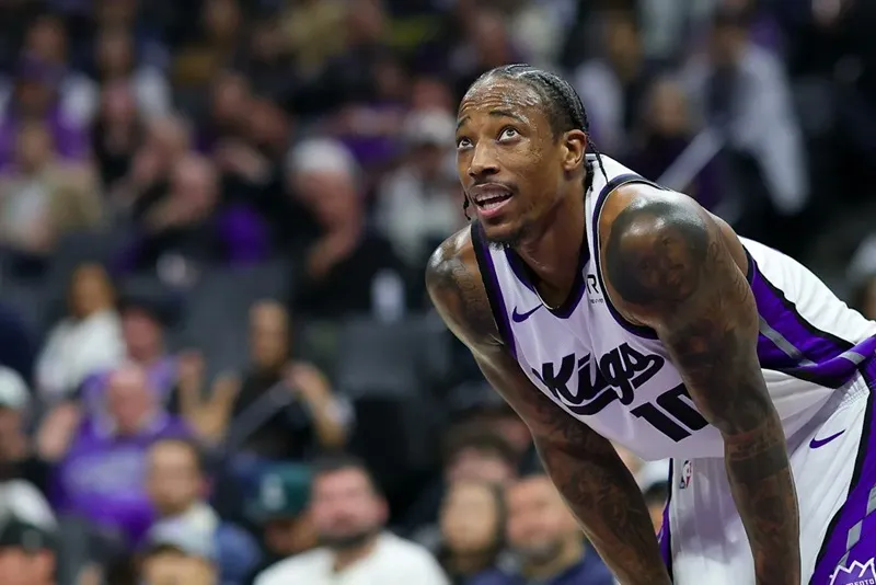 DeMar DeRozan reserva Kings