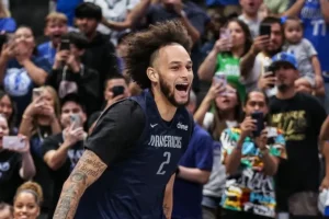 Warriors troca pivô Mavericks