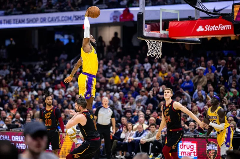 Camisas de LeBron James e Bronny são leiloadas; veja os valores