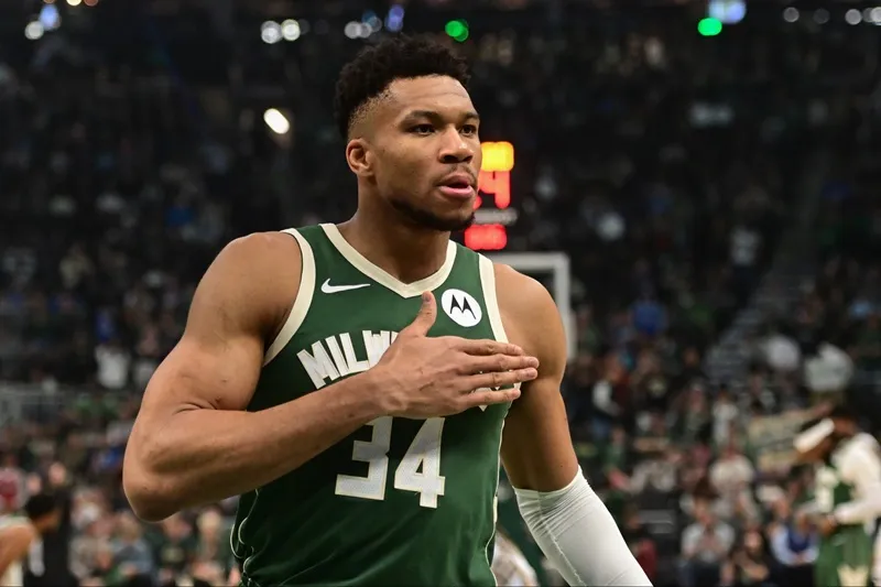 Giannis Antetokounmpo troca Bucks