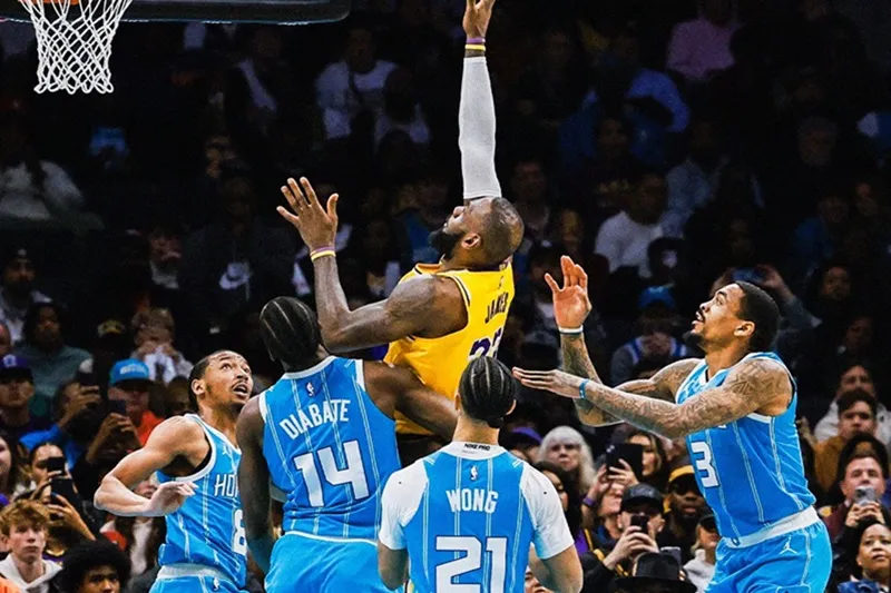 NBA Lakers troca pivô