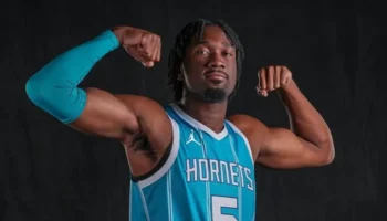 NBA Hornets troca pivô