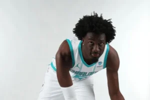 troca Mark Williams Hornets