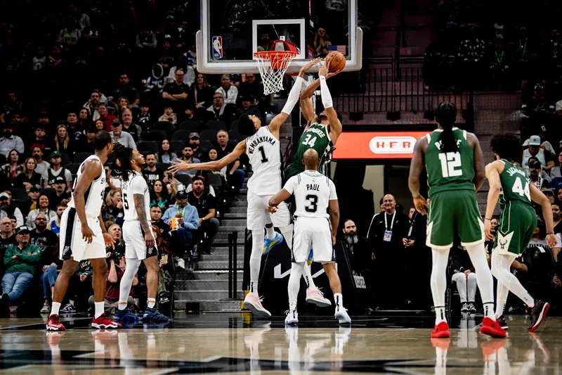 Giannis Antetokounmpo Chris Paul