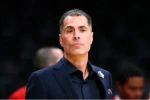 GM Lakers troca pivô