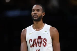 Giannis Antetokounmpo Evan Mobley