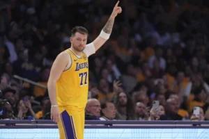 jogador Nico Harrison trocas