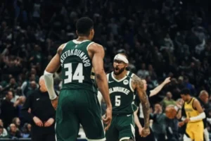 Giannis Antetokounmpo técnico Bucks
