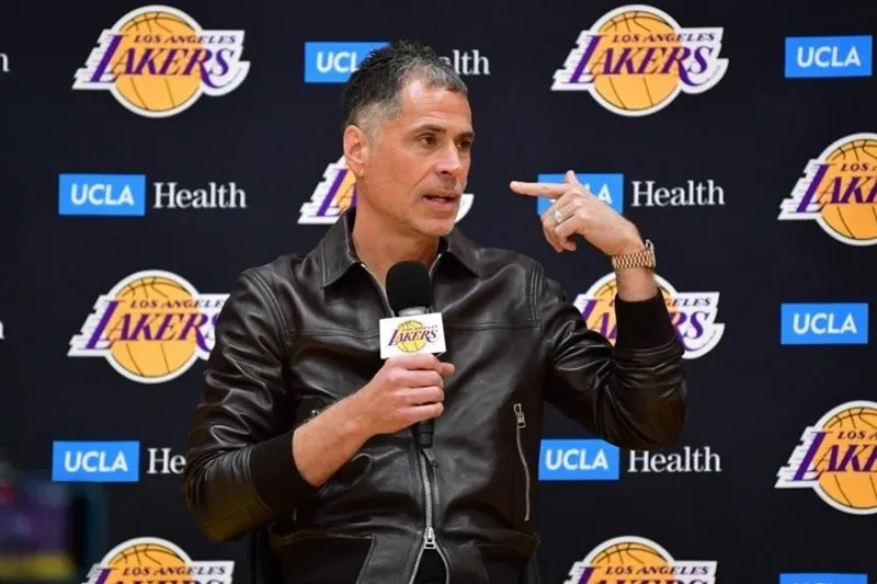 troca GM contrato Lakers