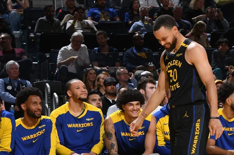 Stephen Curry derrota Warriors