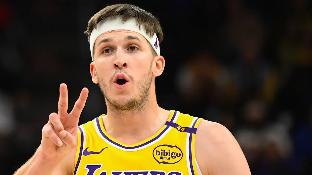 Lakers troca Austin Reaves
