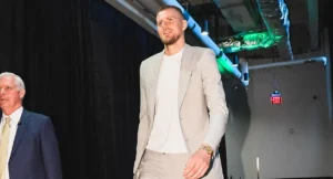 Kristaps Porzingis troca Spurs