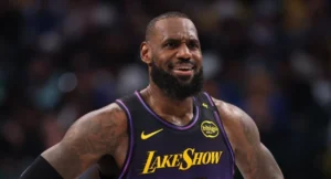 LeBron James estátua Lakers