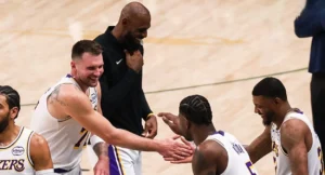 NBA jogador Lakers troca