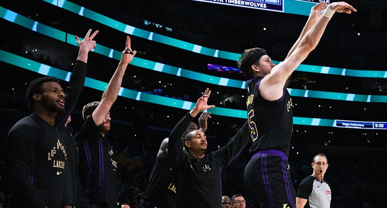 Austin Reaves troca Bucks