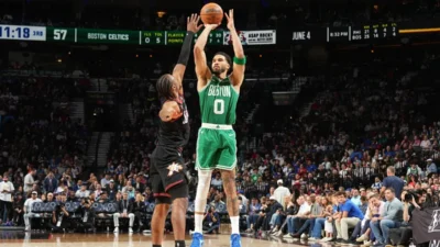 Jayson Tatum faz história, Celtics bate 76ers e abre 2 a 1