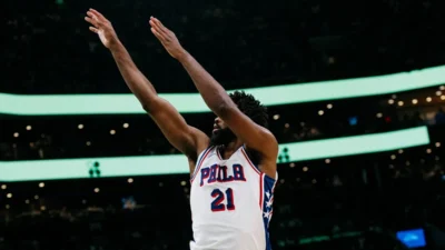 Joel Embiid domina, Celtics colapsa no fim e 76ers sobrevive