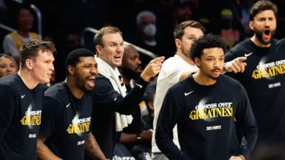 Lakers detona Rockets na defesa e três pontos nos playoffs