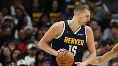 Nikola Jokic faz história, Nuggets sobrevive e vence Timberwolves